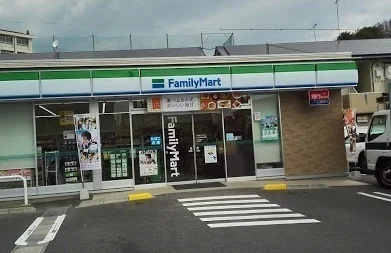 ファミリーマートまで1100m
