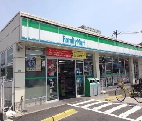 ファミリーマートまで220m