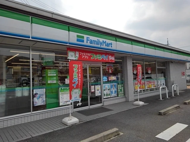 ファミリーマートまで220m