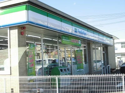 ファミリーマートまで290m