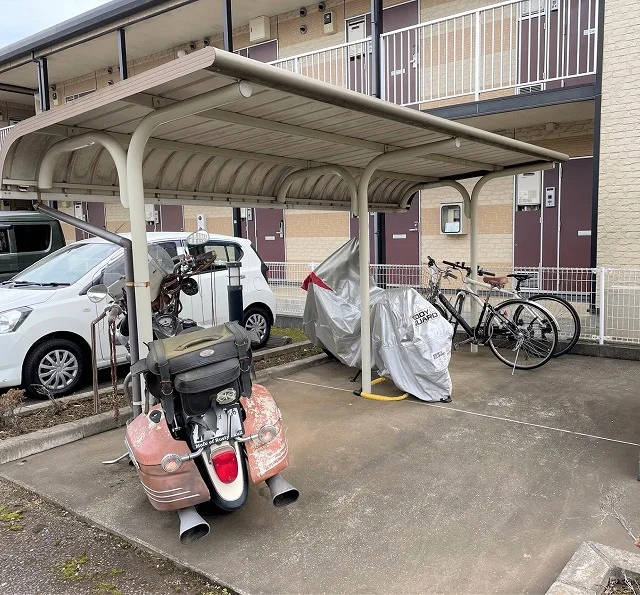 屋根付き駐輪場完備
