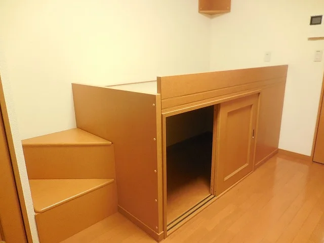 ベッドの下にも、収納スペースが御座います。