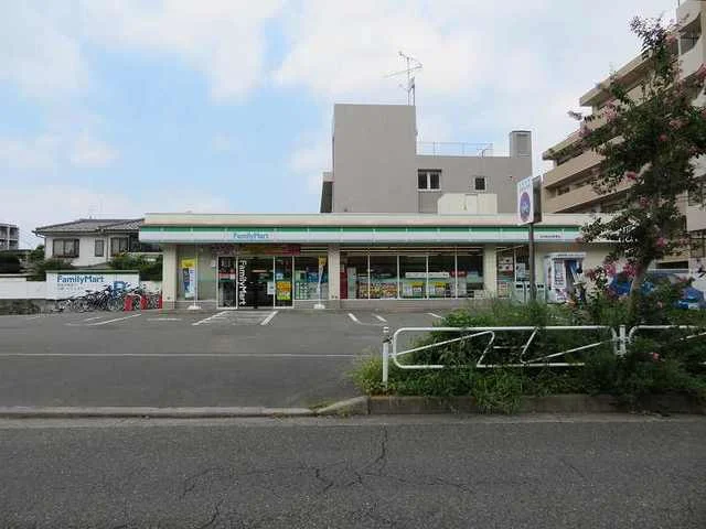 ファミリーマートまで60m