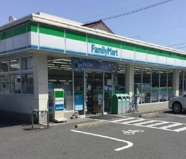 ファミリーマートまで900m
