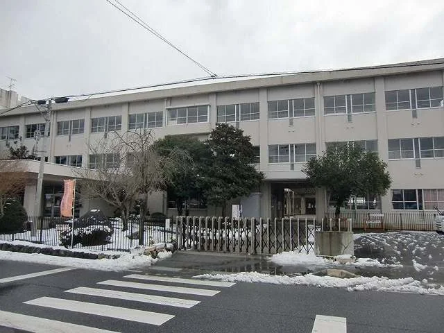 金勝小学校まで1305m
