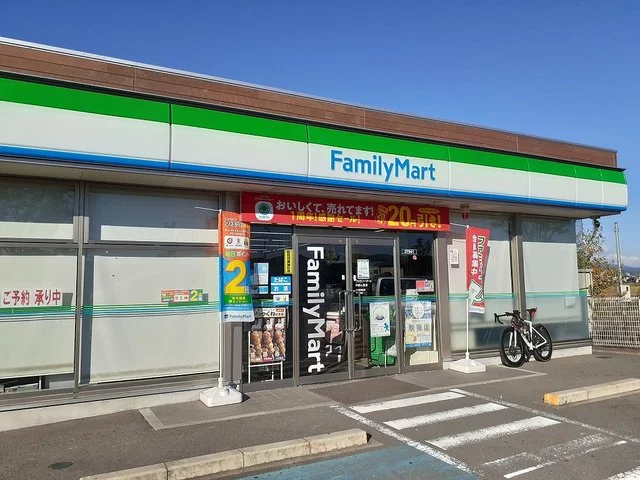 ファミリーマート和歌山里店様まで750m