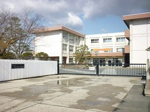 第七中学校まで1200m