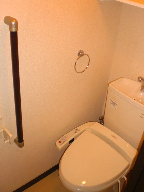 温水洗浄便座付なので快適です。