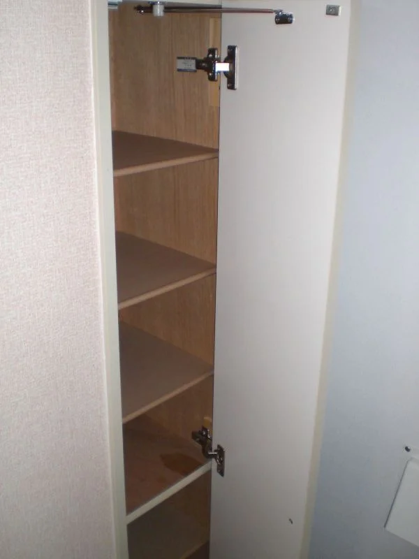 玄関脇の靴箱は高さを調節出来ます。