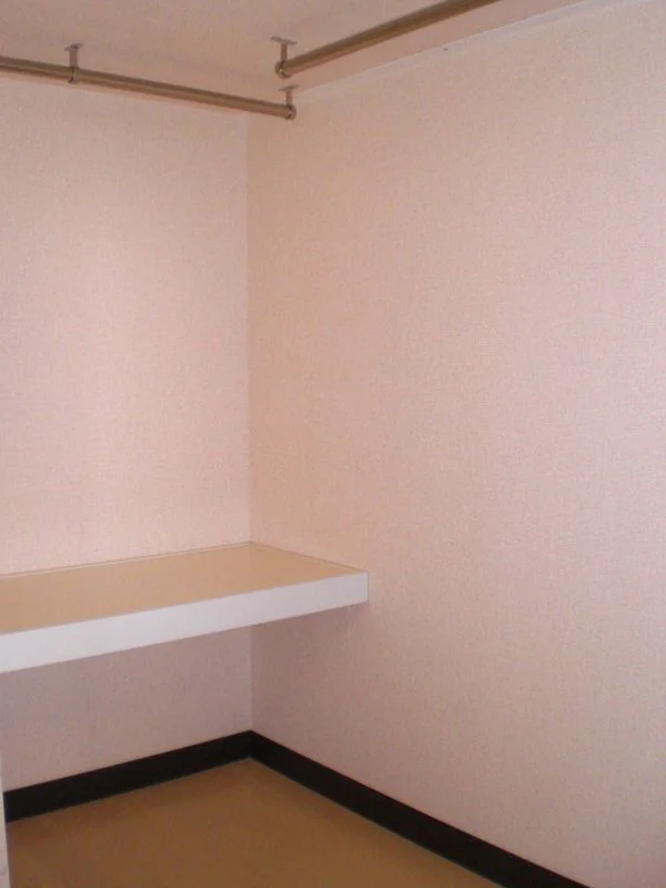 ベット下の収納はポール付なのでお洋服も皺になりません。