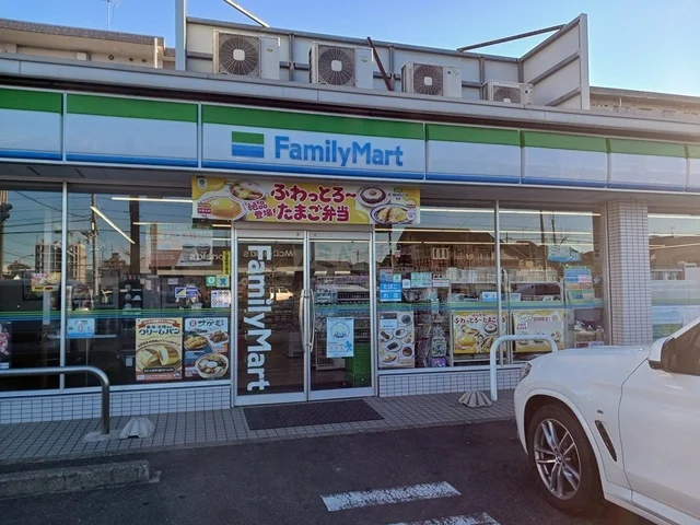 ファミリーマートまで220m