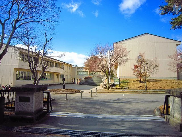 軽井沢中部小学校まで1000m