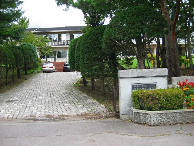 軽井沢西部小学校まで800m