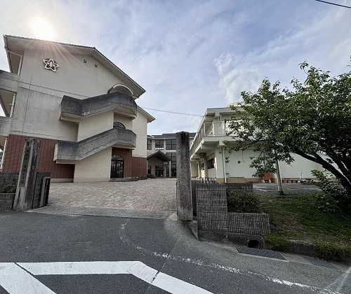 園部小学校まで1400m