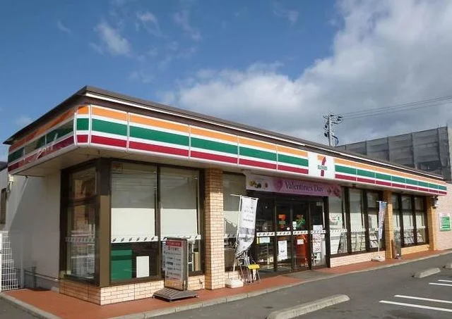 セブンイレブンまで700m