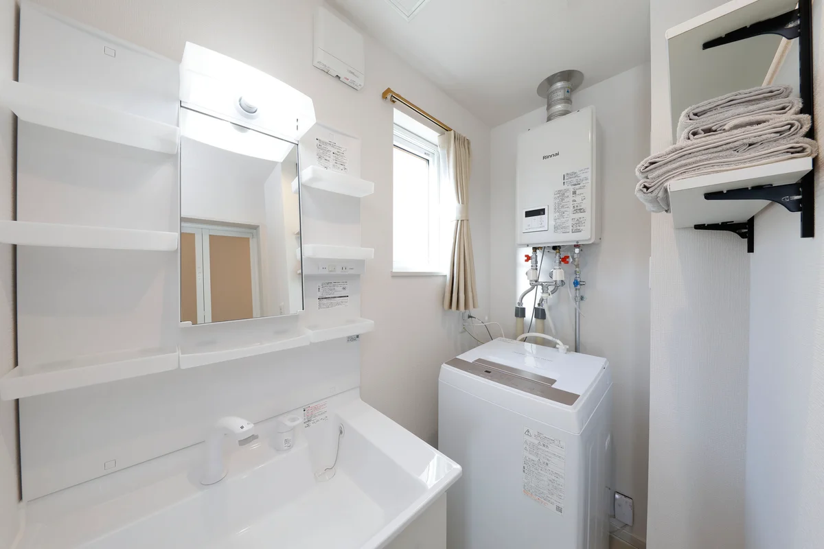 独立洗面台に洗濯機！新築ならではの充実した設備です。