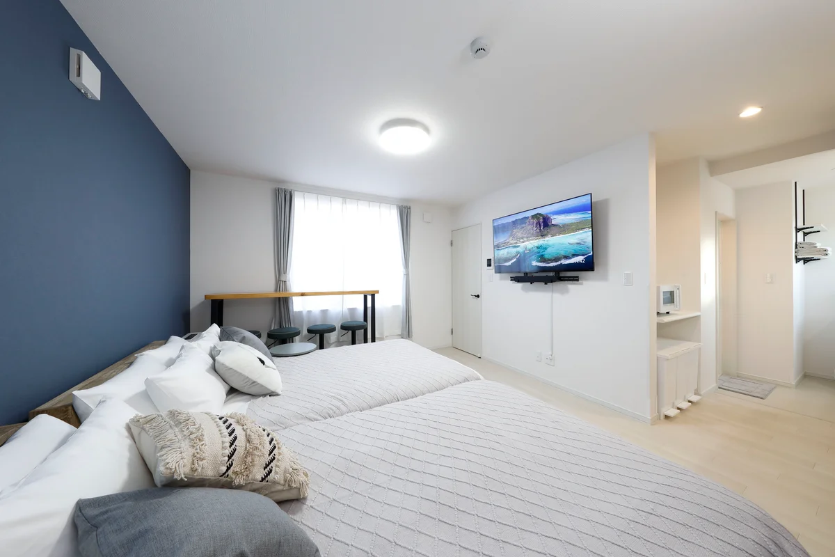 広めのリビングルームには、セミダブルベッド2台！