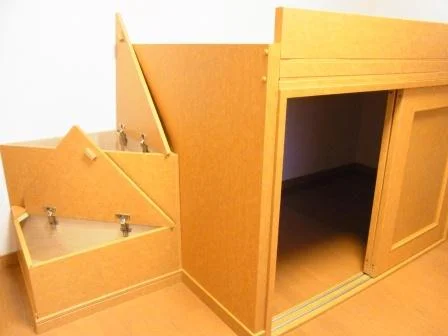 ベッド下、階段部分も収納できます