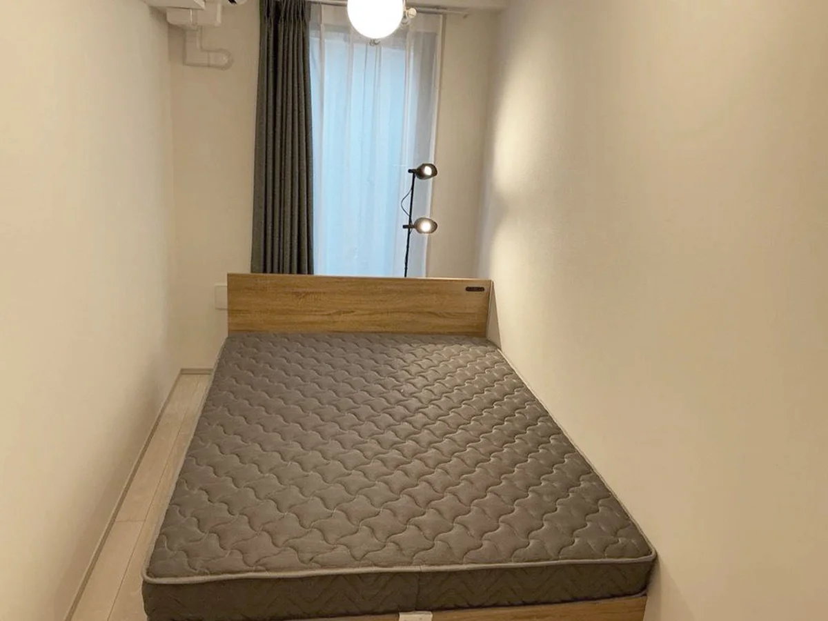 写真はお部屋のイメージです。ラグなどの室内装飾はございません。