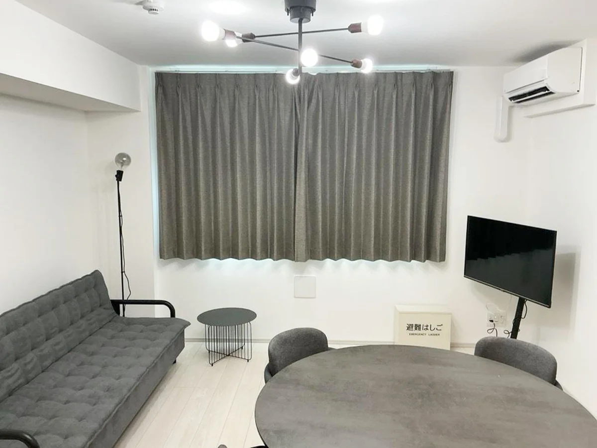 写真はお部屋のイメージです。ラグなどの室内装飾はございません。
