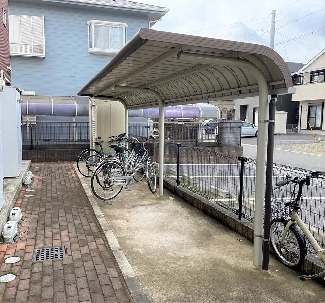 屋根付き駐輪場完備