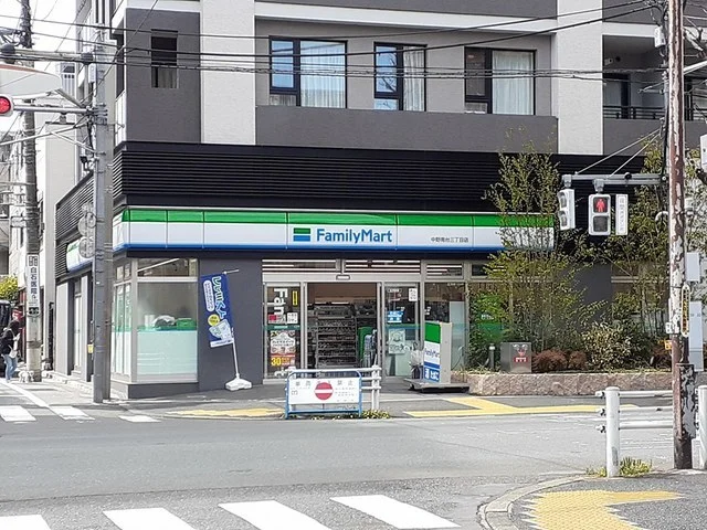 ファミリーマートまで51m