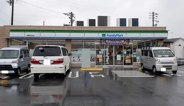 ファミリーマートまで270m