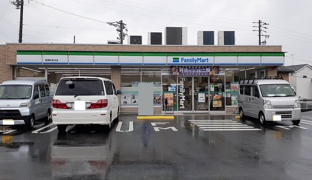 ファミリーマートまで270m