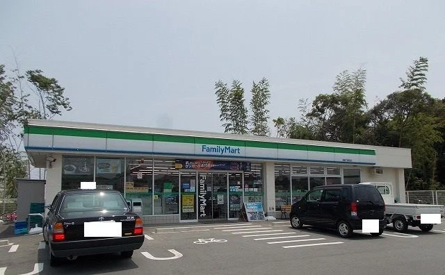 ファミリーマート鈴鹿下箕田店まで600m