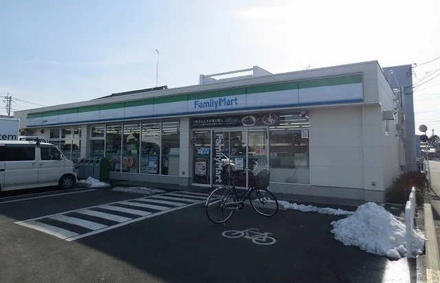ファミリーマートまで810m