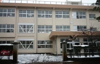 大関小学校まで1300m