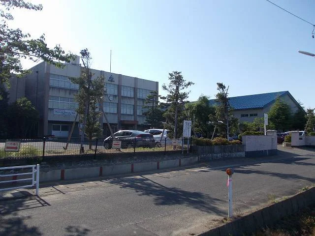 巻南小学校まで500m