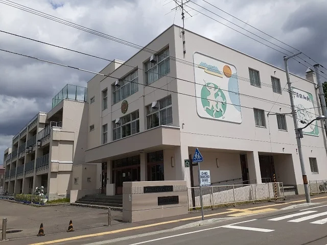 知新小学校まで60m