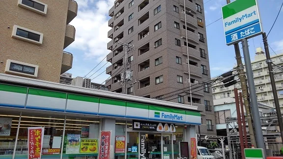 ファミリーマートまで66m