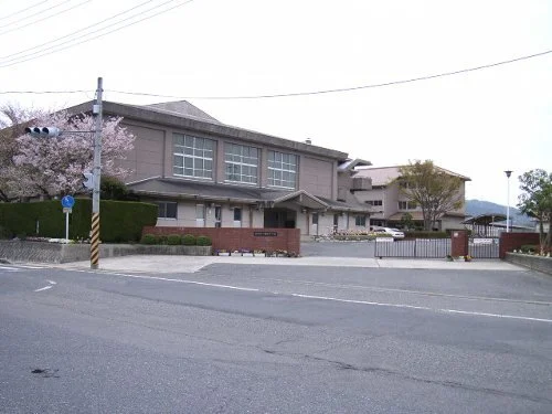 磯松中学校まで1600m