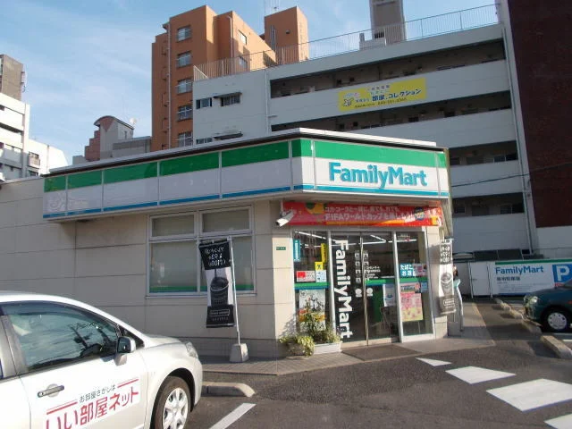 ファミリーマートまで180m