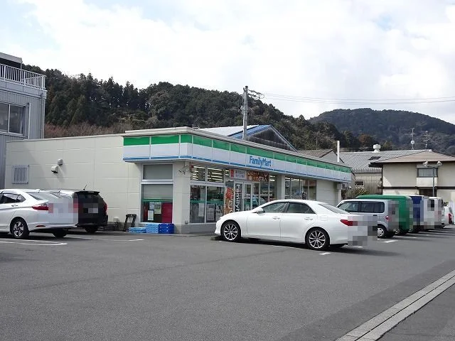 ファミリーマートまで60m