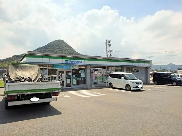 ファミリーマート丸亀綾歌町店まで1900m