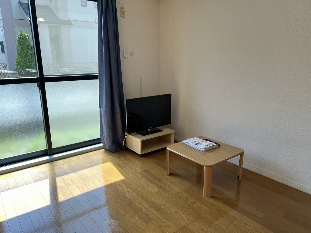 1F居間　テレビ、テーブルもあります！