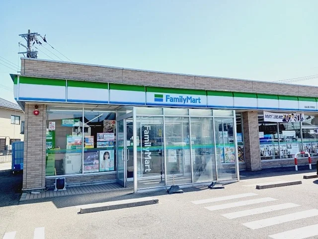 ファミリーマート白山美川中町店まで900m