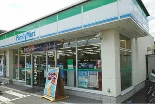 ファミリー越谷七左二丁目店まで300m