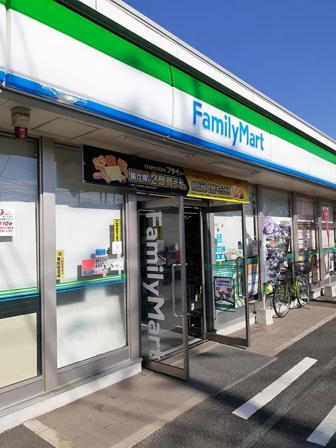 ファミリーマートまで440m
