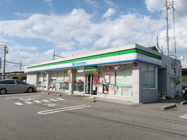 ファミリーマート 幸田六栗店まで500m