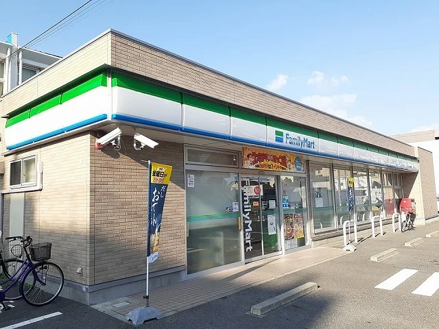 ファミリーマートまで1300m