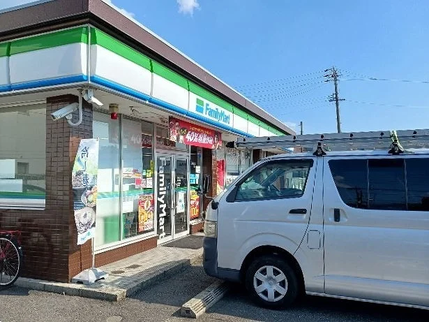 ファミリーマートまで770m