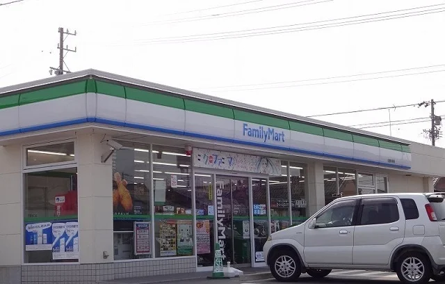 ファミリーマートまで750m