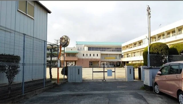 小屋浦小学校まで450m