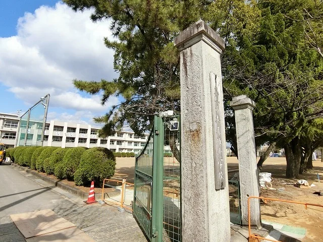 大垣市立赤坂小学校まで482m