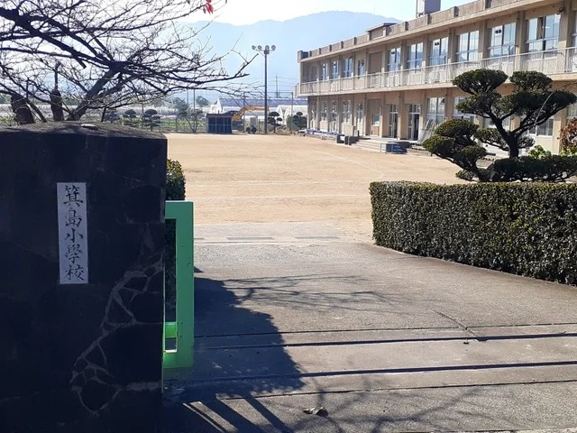 箕島小学校まで1300m