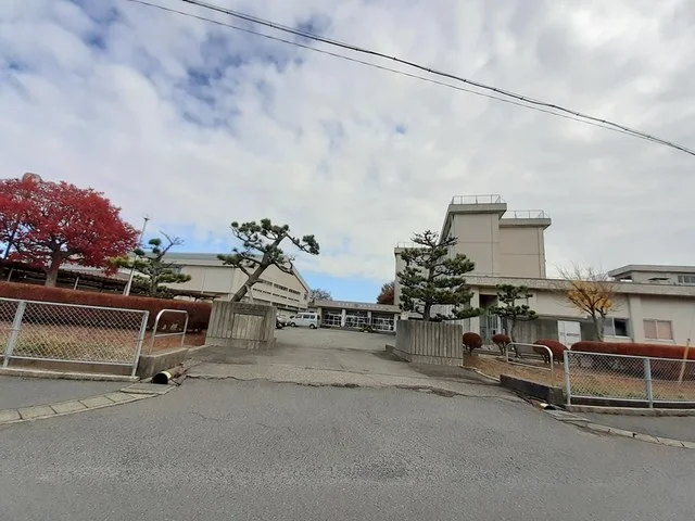 曽野木中学校まで1100m